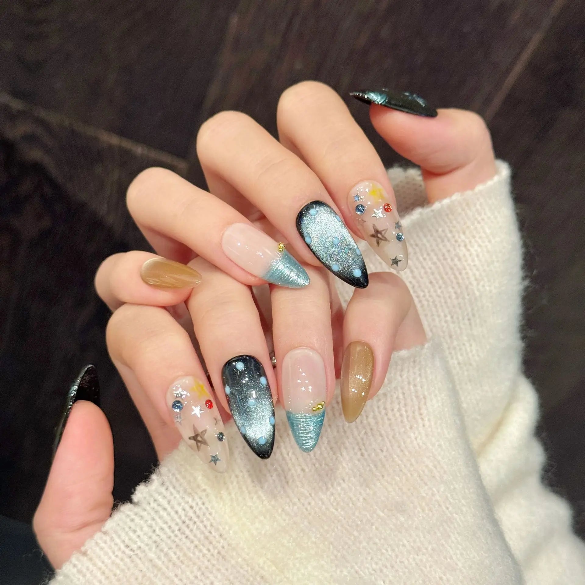 Faux ongles à pression Amande Moyen Bleu Miroir Étoiles Scintillantes - Faits main (Lot de 10)