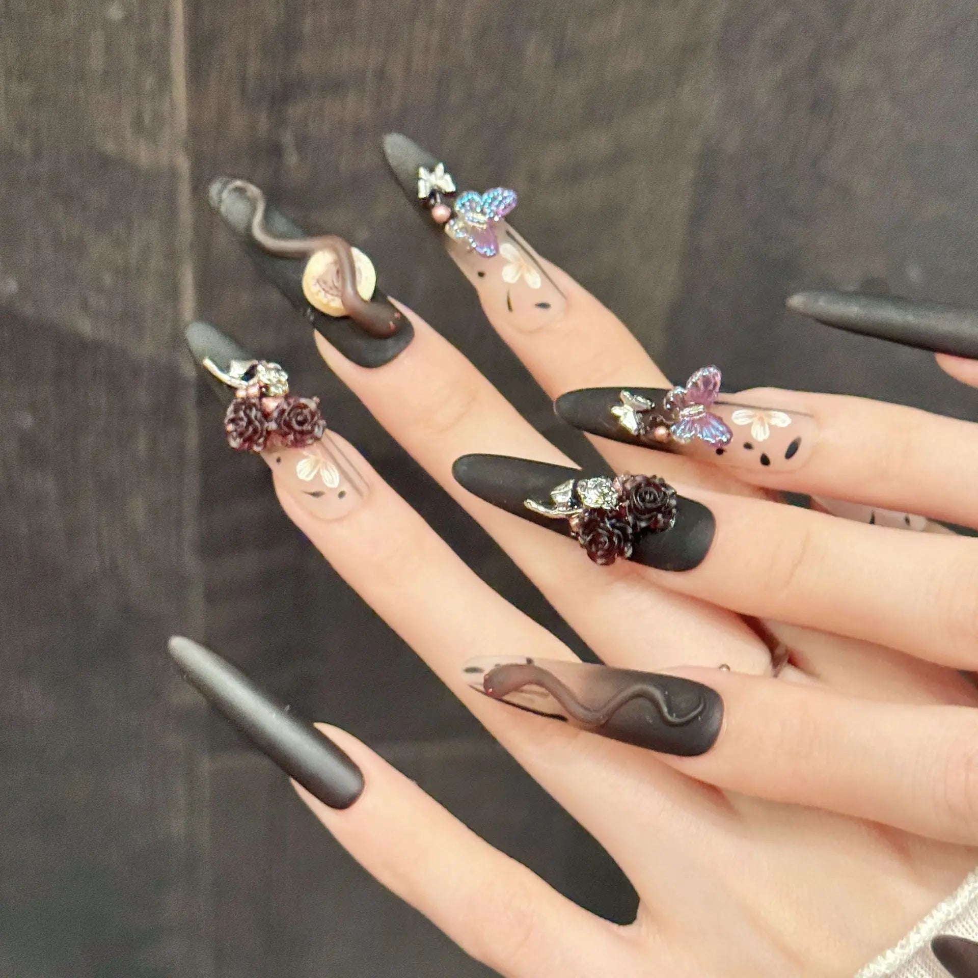 Faux ongles à pression Stiletto Long Noir Brun Dégradé Rose 3D Serpent - Faits main (Lot de 10)