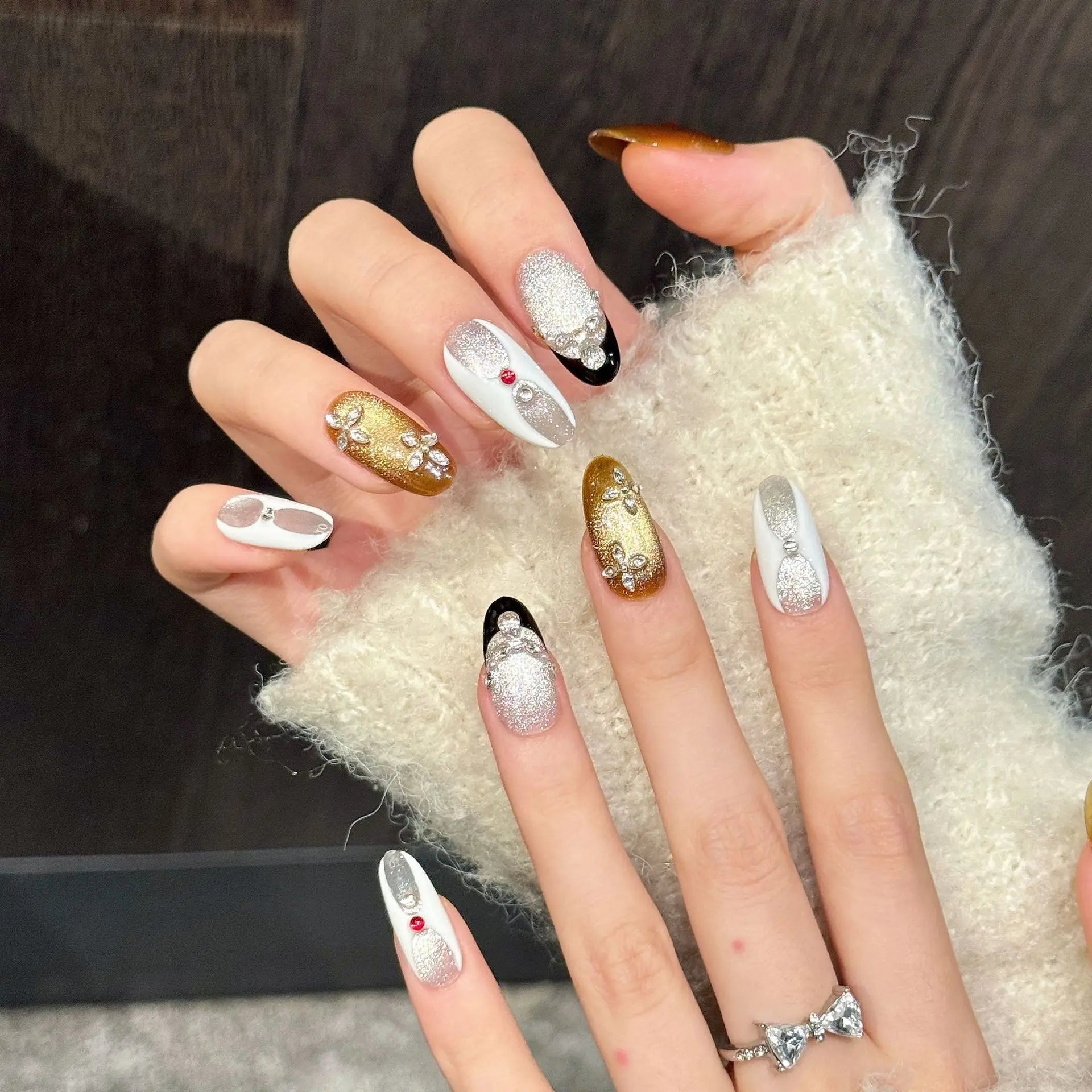 Faux ongles à pression Amande Moyen Rouge Bijou Luxe Accessible Haut de Gamme - Faits main (Lot de 10)