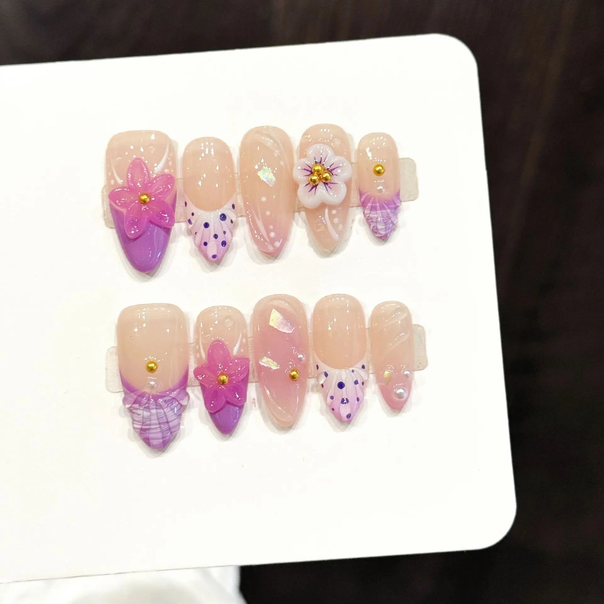 Faux ongles à pression Amande Moyen Rose Violet Fleurs Douces Girly Blanc - Faits main (Lot de 10)