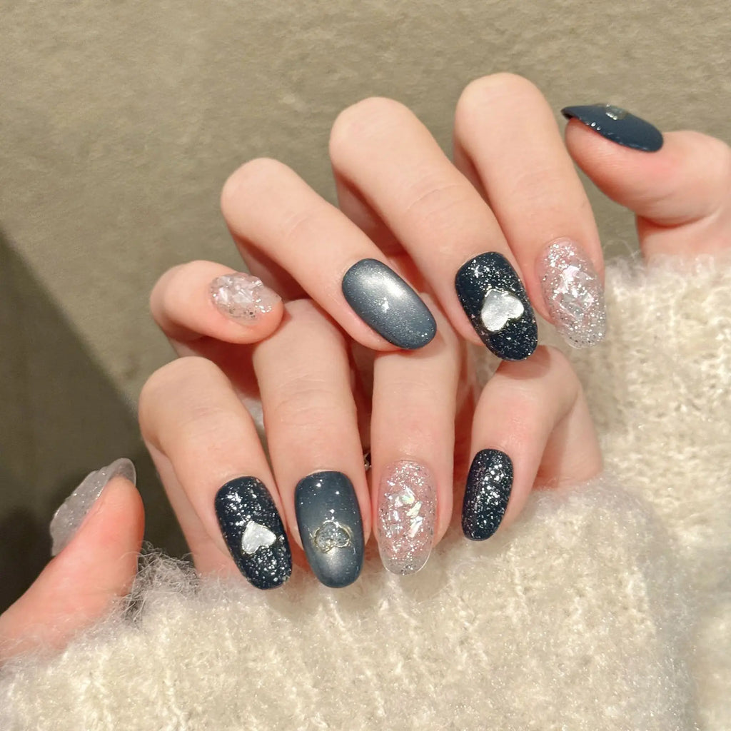 Faux ongles à pression Ovale Moyen Noir Gris Froid Cœur Ajouré Mystérieux - Faits main (Lot de 10)