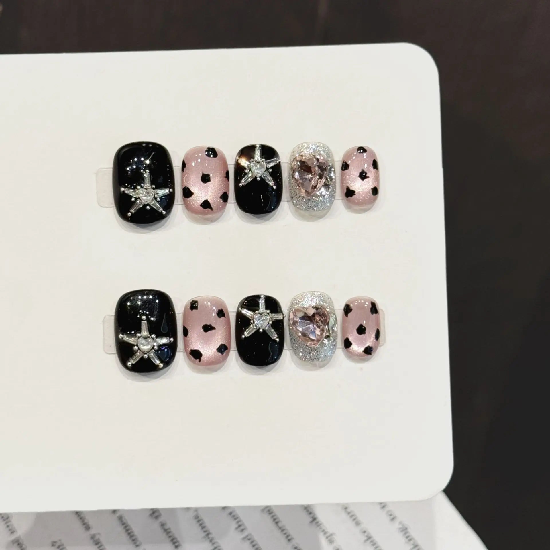 Faux ongles à pression Rond Court Noir Poudré Léopard Étoiles Diamant Cool - Faits main (Lot de 10)