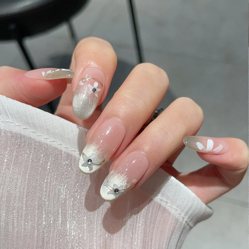 Faux ongles à pression Nude Doré Fleur Grise Strass – Faits main (Lot de 10)