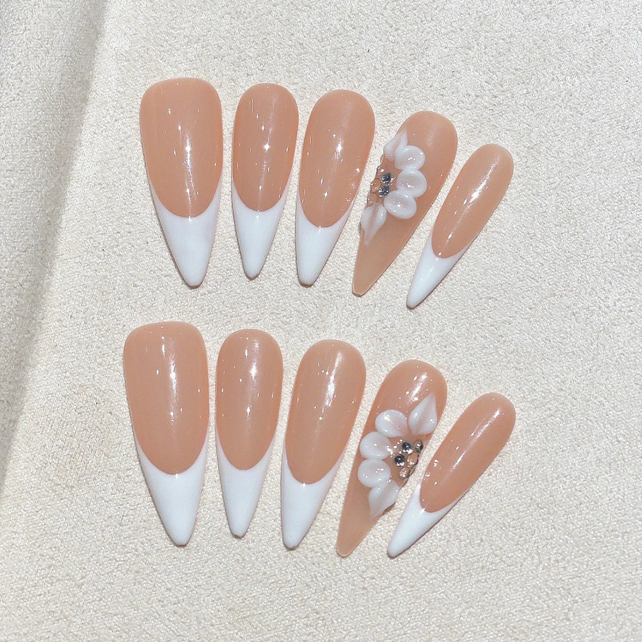 Faux ongles à pression Stiletto French Nude Fleur Blanche 3D – Faits main (Lot de 10)