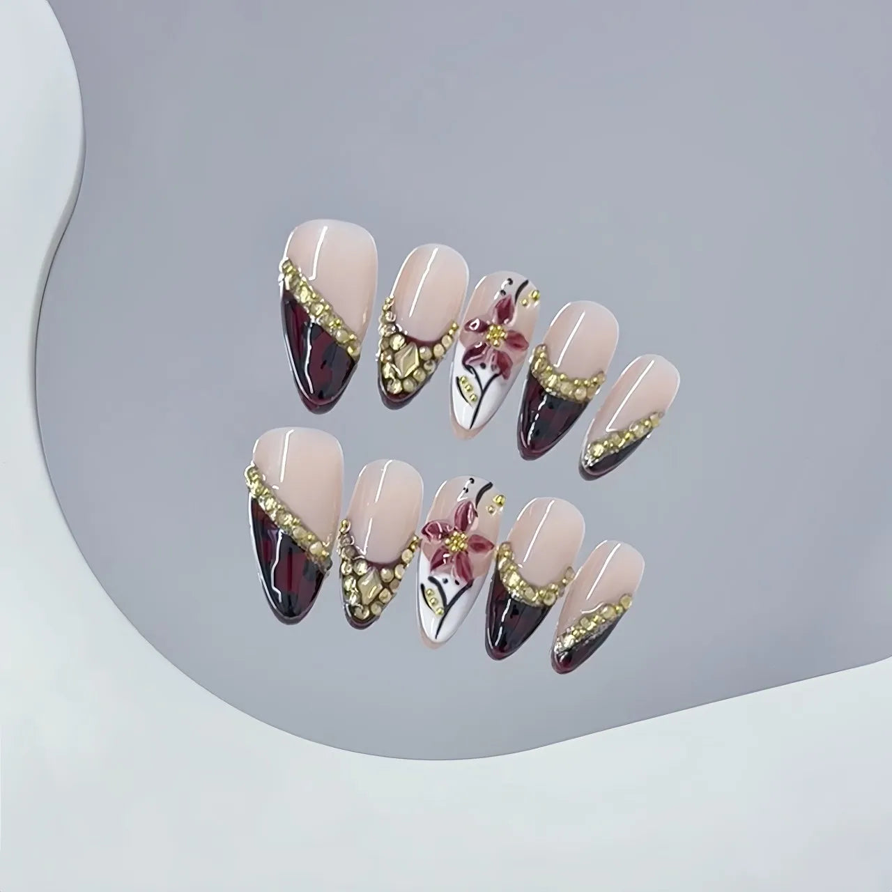 Faux ongles à pression Amande Marron French Dorée Fleurs Sculptées - Faits main (Lot de 10)