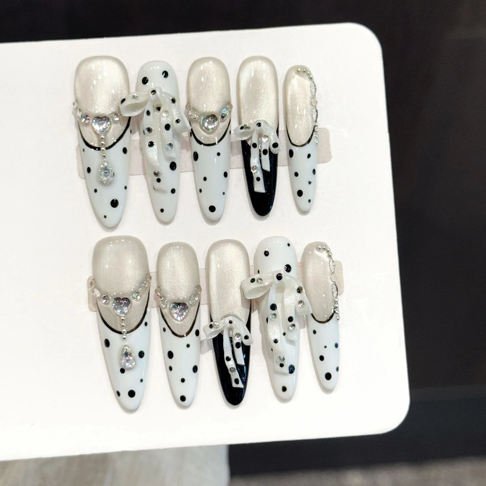 Faux ongles à pression Stiletto Long Noir Blanc Pois Ruban French Nœud - Faits main (Lot de 10)