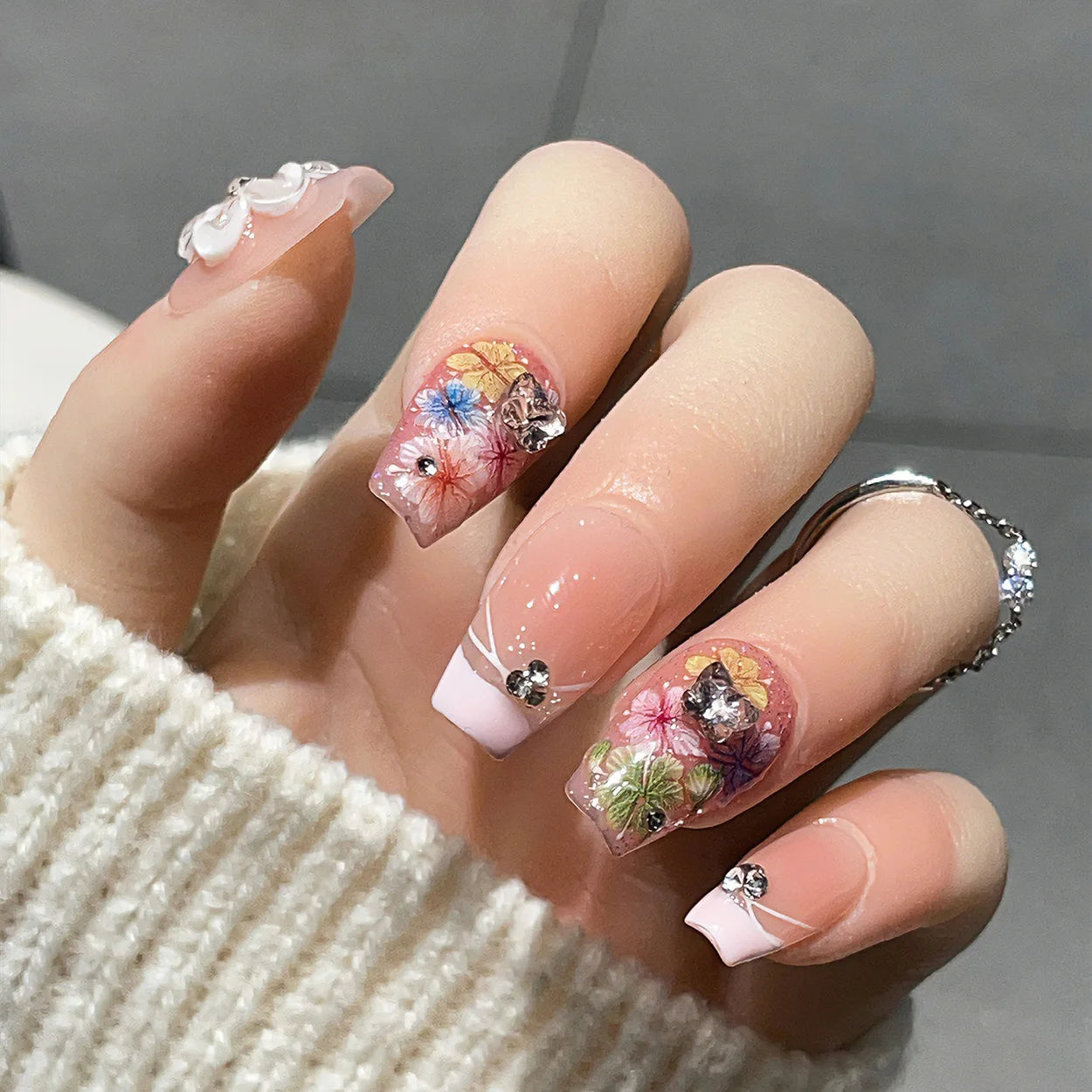 Faux ongles à pression Carré Moyen Nude Rose Fleurs Tropicales 3D Strass – Faits main (Lot de 10)