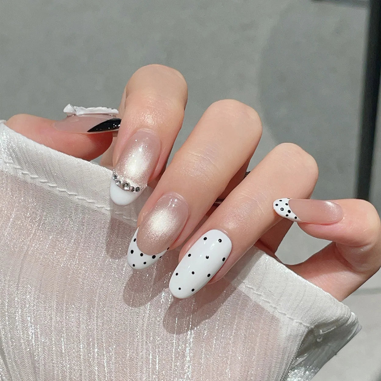 Faux ongles à pression en Amande - Nude French Pois Nœud Strass – Faits main (Lot de 10)