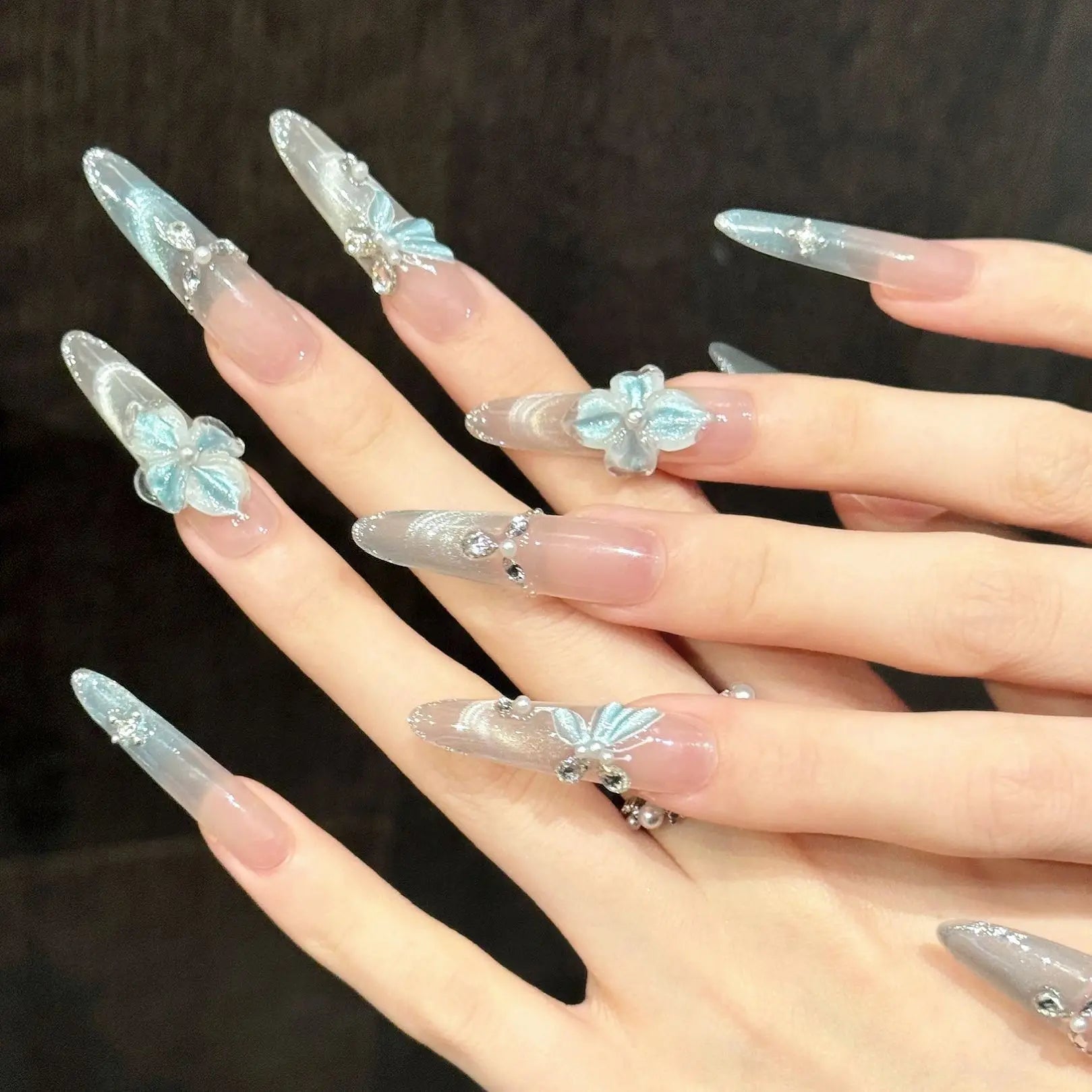 Faux ongles à pression Stiletto Long Bleu Transparent Glacé Fleurs Papillons - Faits main (Lot de 10)