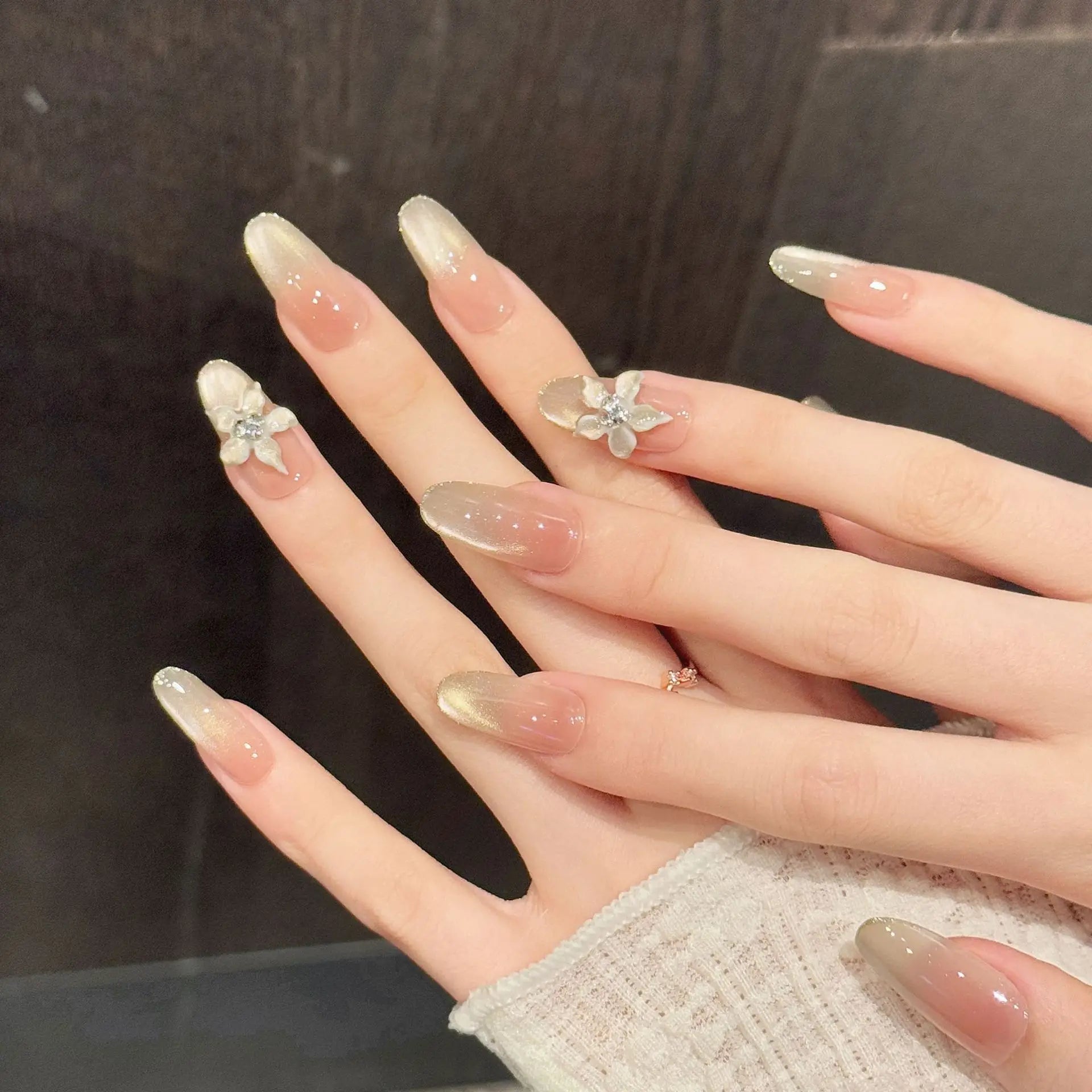 Faux ongles à pression Ovale Moyen Beige Sculpté 3D Contour Doré Effet Miroir - Faits main (Lot de 10)