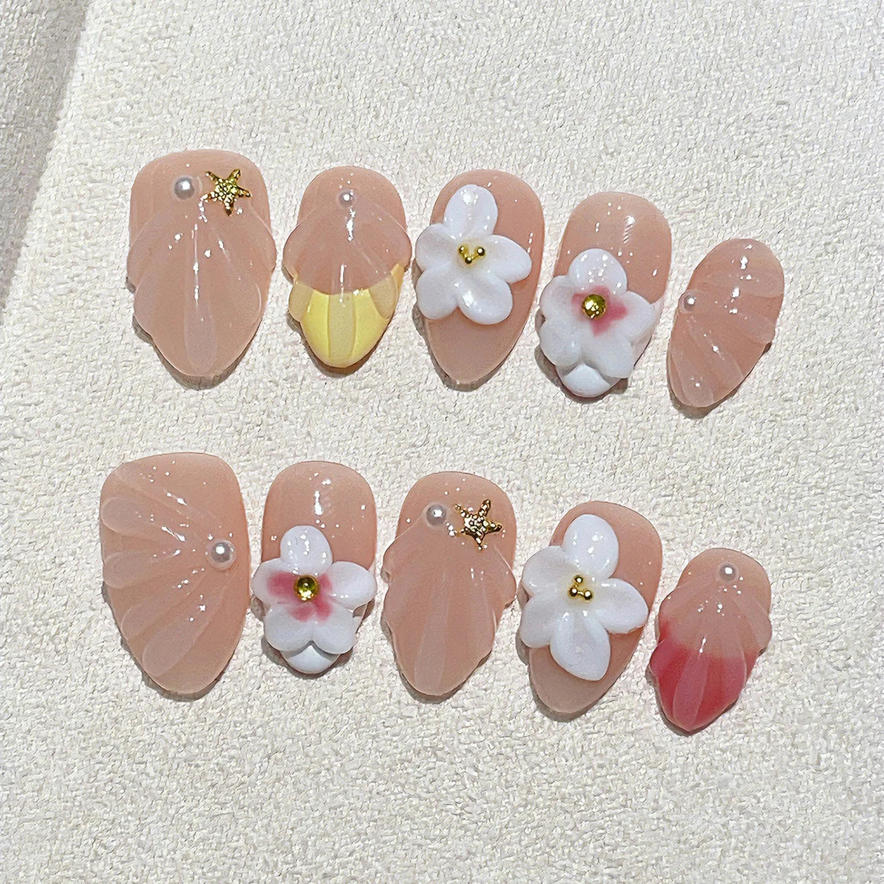 Faux ongles à pression en Amande Nude Fleurs 3D Perle – Faits main (Lot de 10)