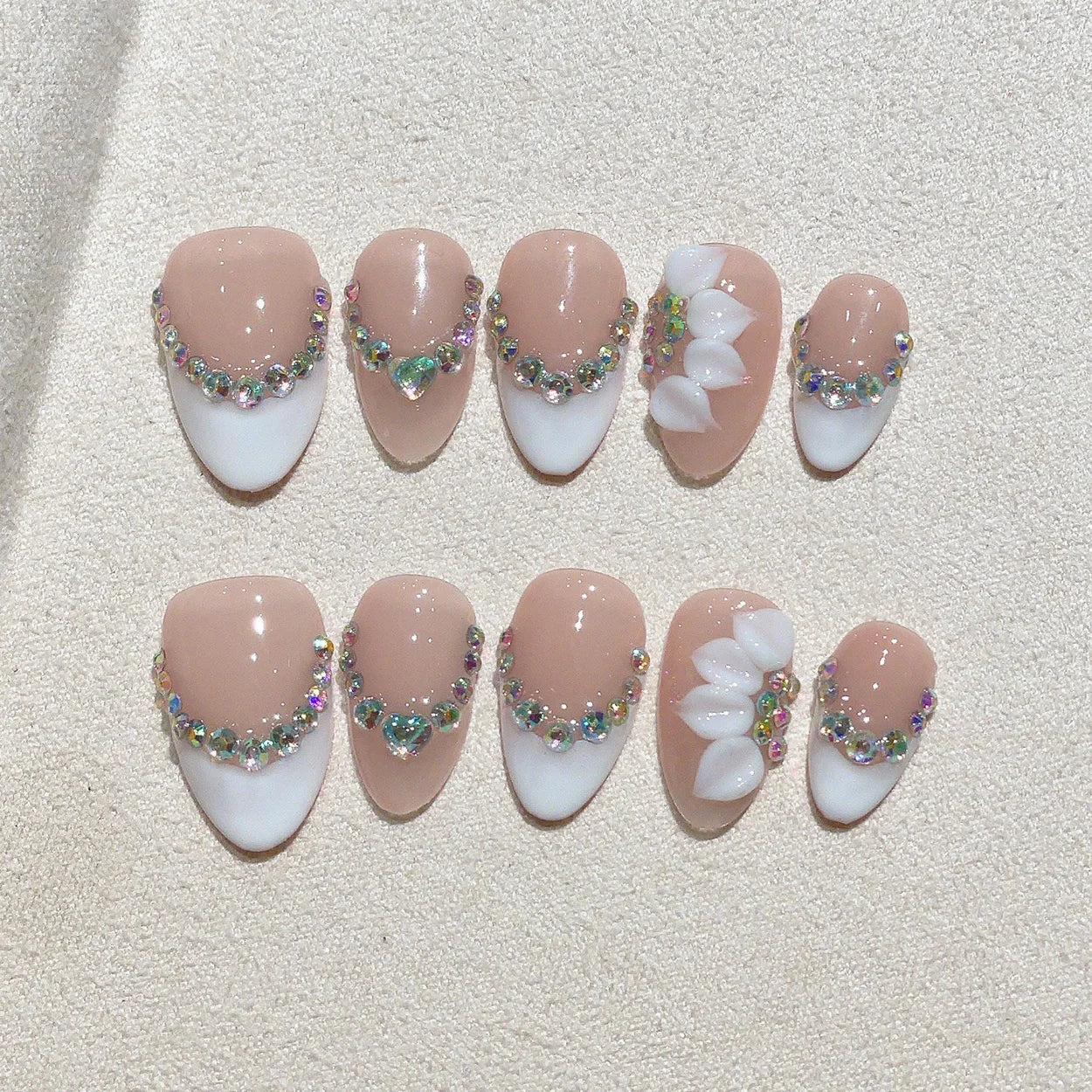 Faux ongles à pression Amande Moyen French Blanc Strass Multicolores Fleur Blanche 3D – Faits main (Lot de 10)