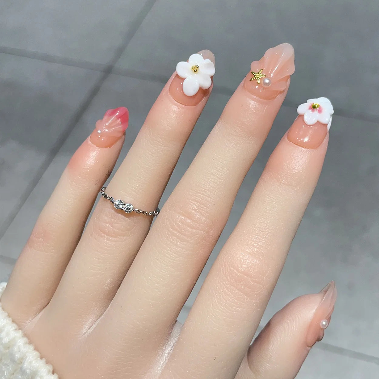 Faux ongles à pression en Amande Nude Fleurs 3D Perle – Faits main (Lot de 10)