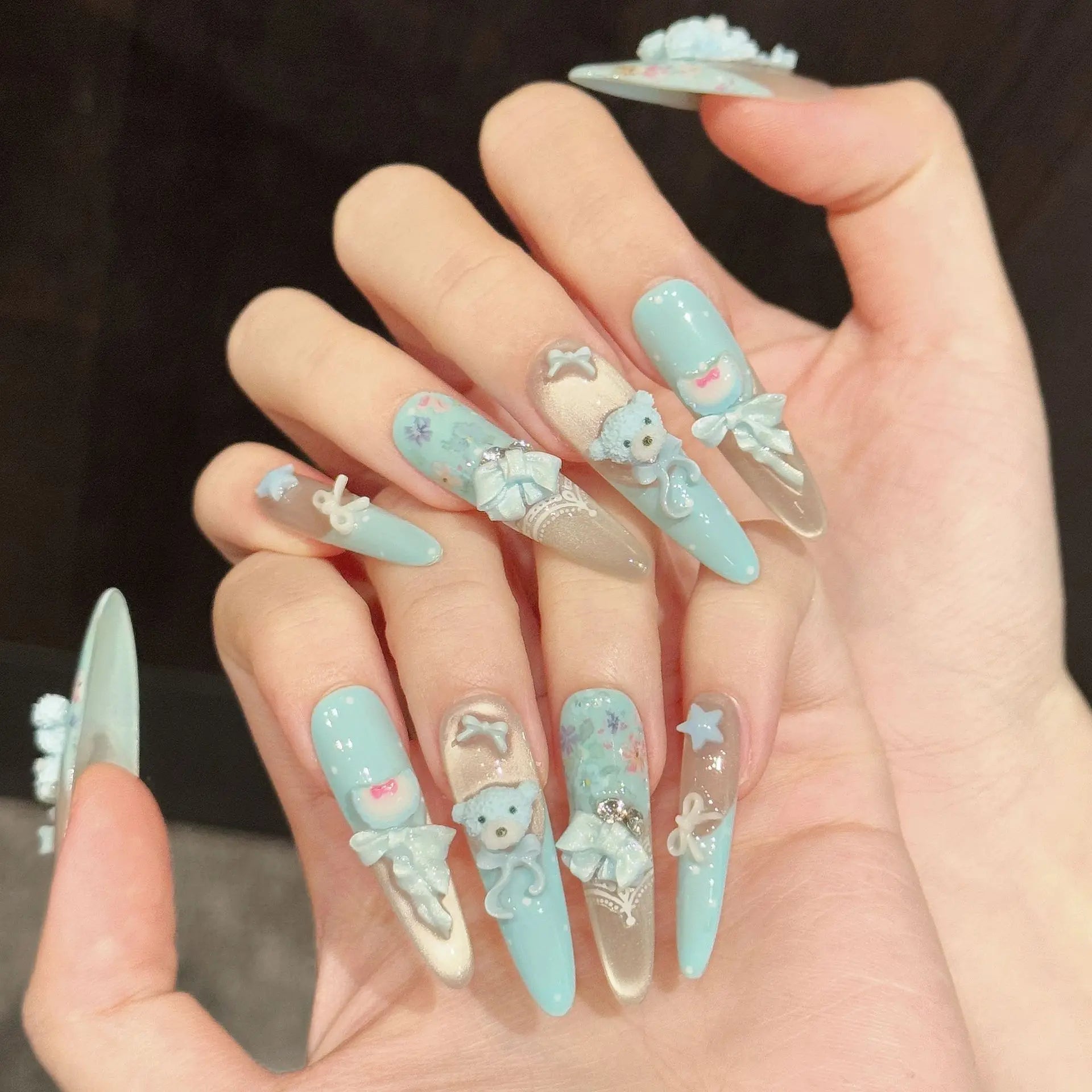 Faux ongles à pression Stiletto Long Bleu Menthe Ourson Adorable - Faits main (Lot de 10)