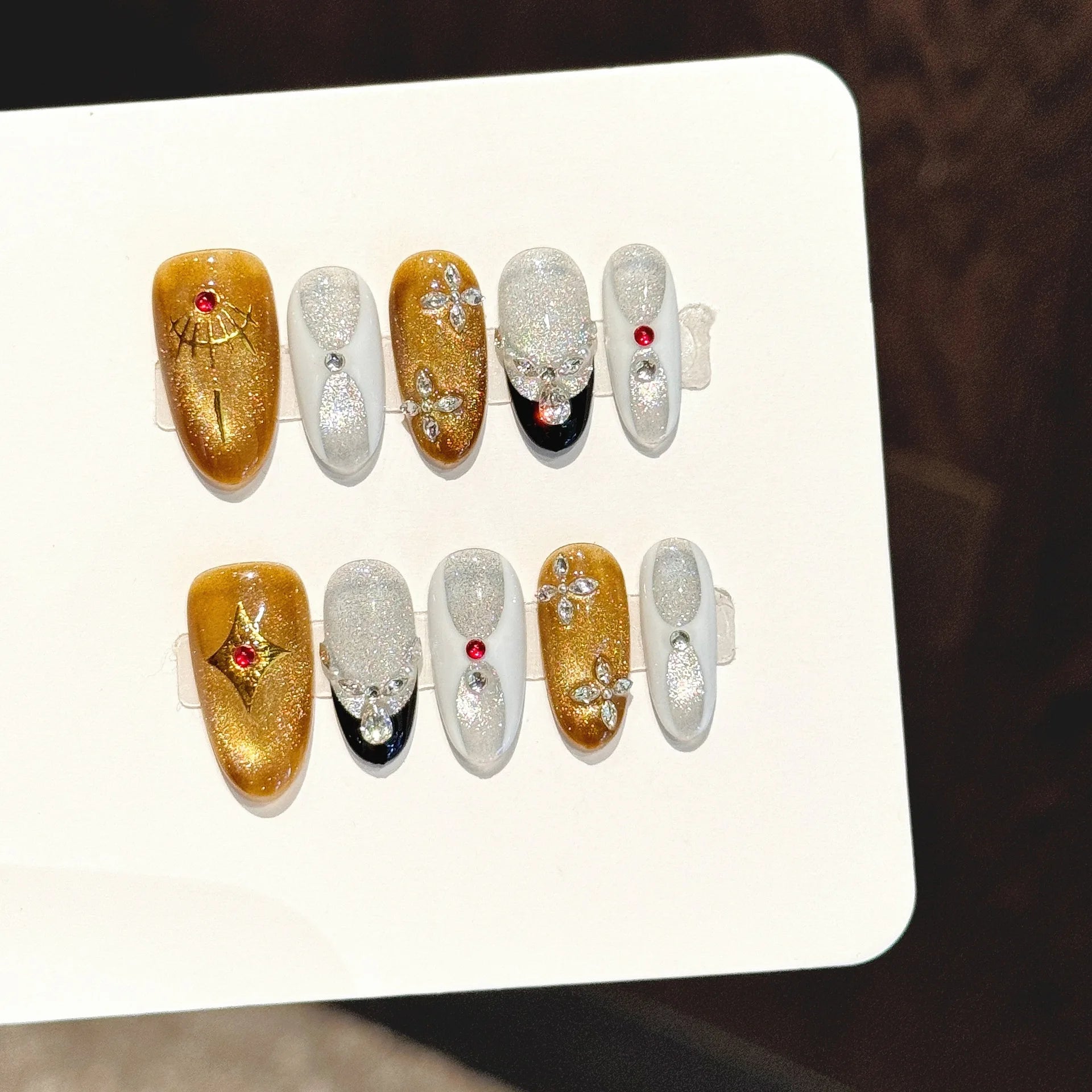 Faux ongles à pression Amande Moyen Rouge Bijou Luxe Accessible Haut de Gamme - Faits main (Lot de 10)
