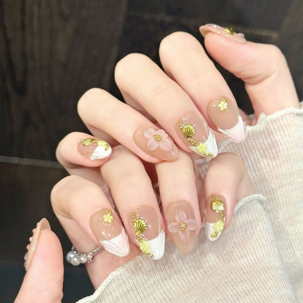 Faux ongles à pression Amande Beige Doré Feuilles Dorées et Ornements - Faits main (Lot de 10)