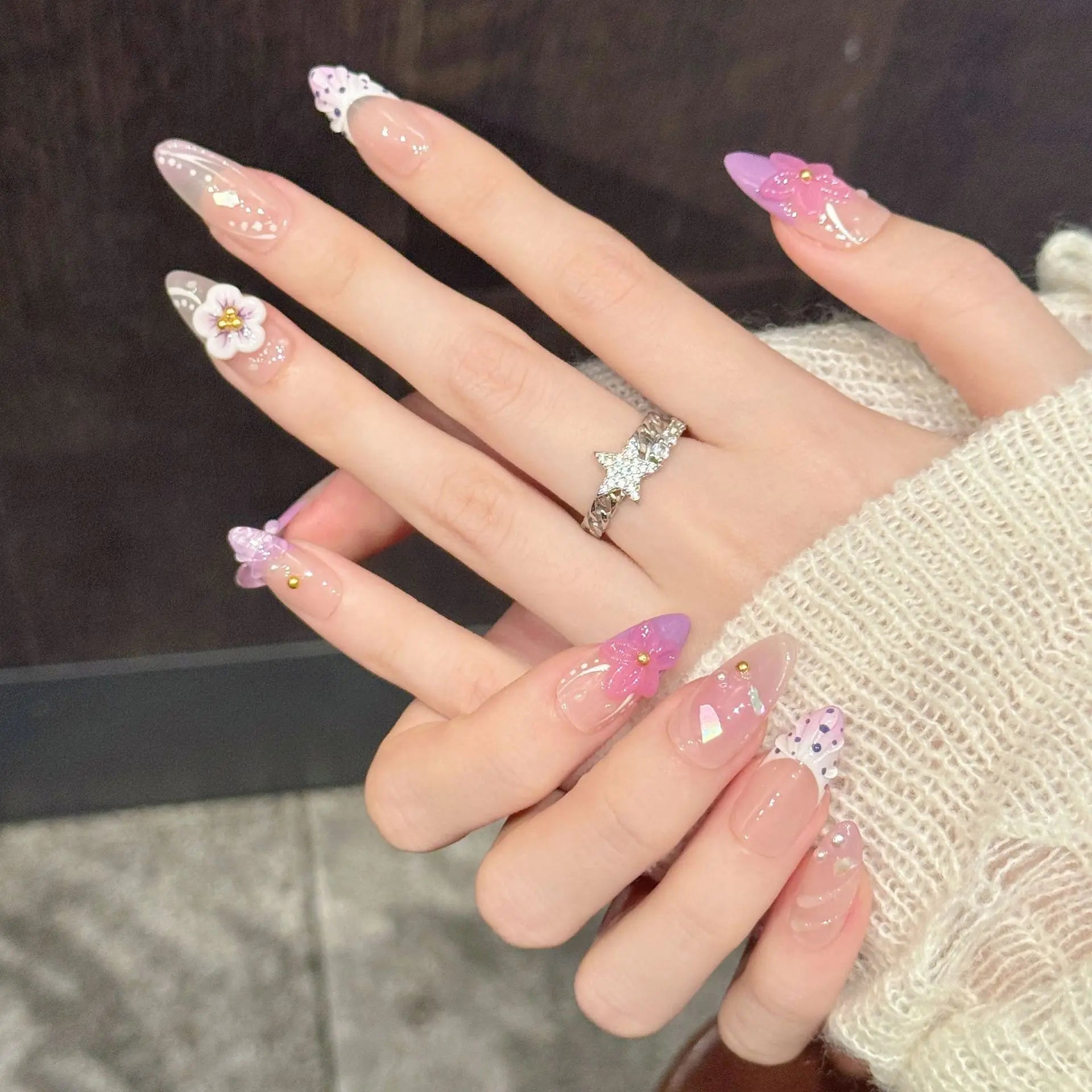 Faux ongles à pression Amande Moyen Rose Violet Fleurs Douces Girly Blanc - Faits main (Lot de 10)
