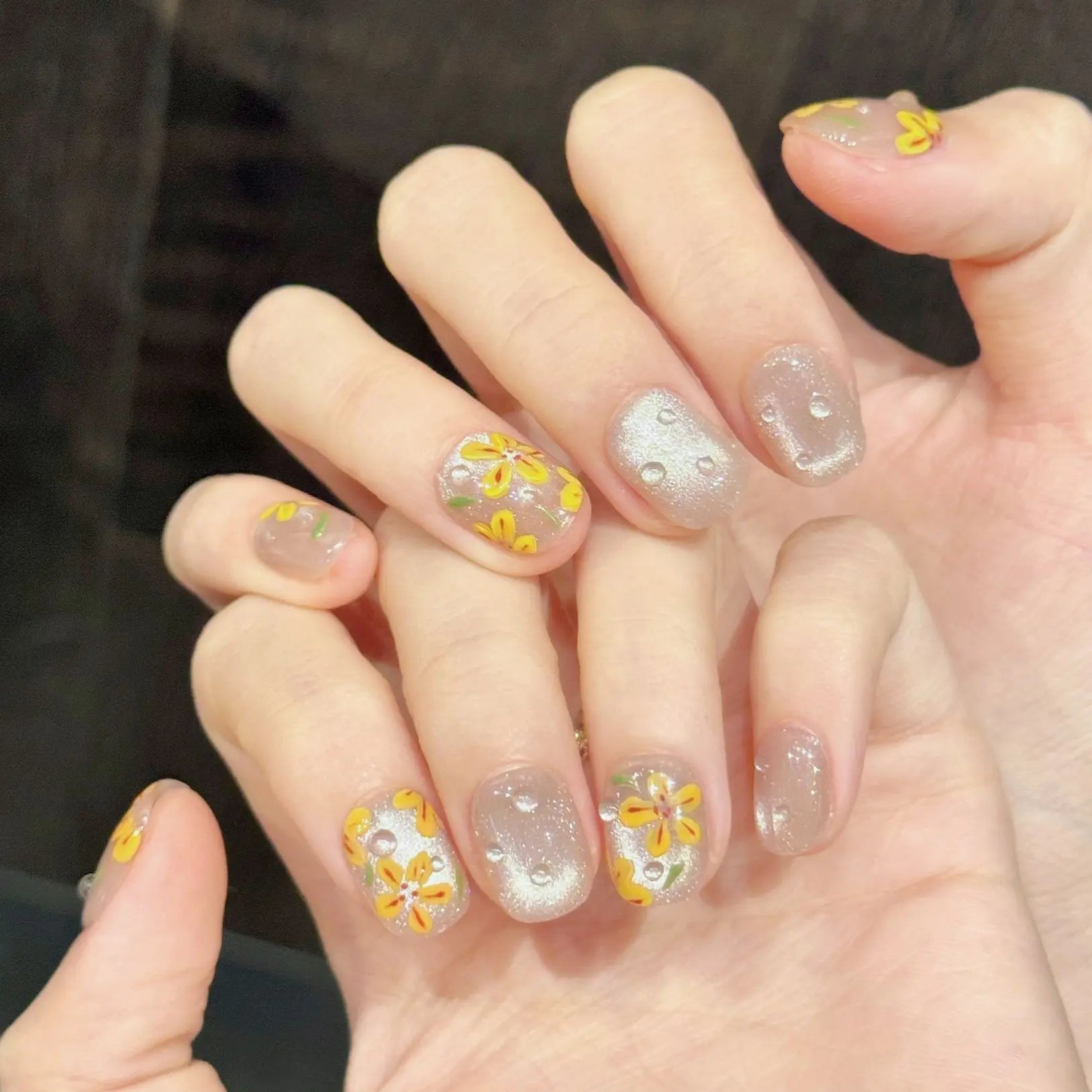 Faux ongles à pression Rond Court Nude Rose Œil de Chat Fleurs Peintes - Faits main (Lot de 10)