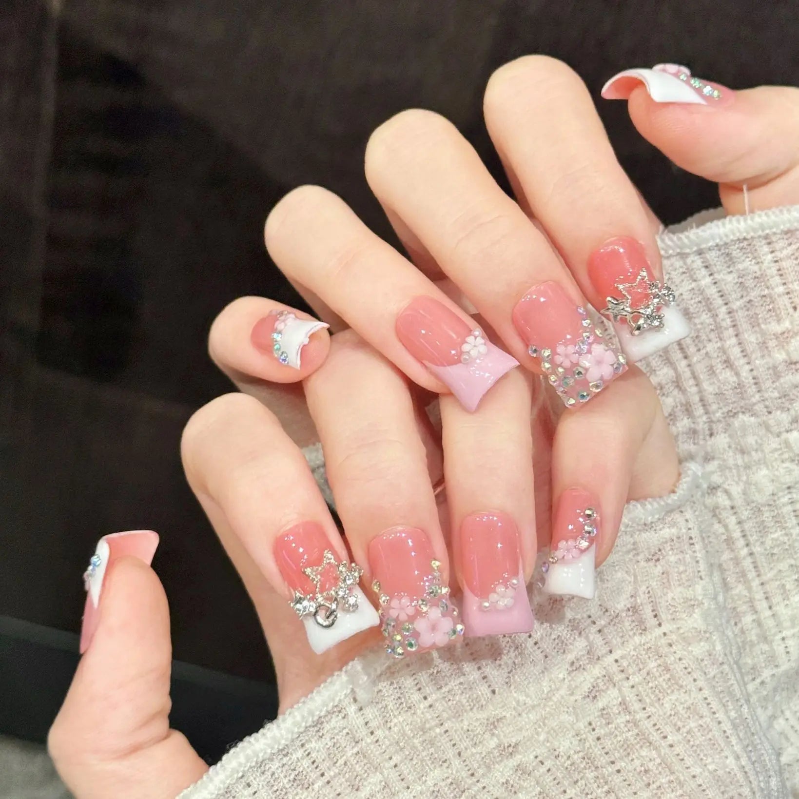 Faux ongles à pression Duck Moyen Fleurs Rose Blanc Contraste French - Faits main (Lot de 10)