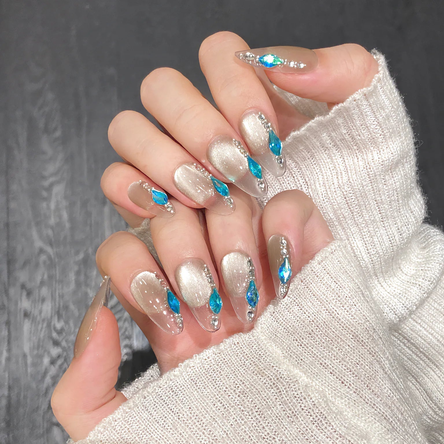 Faux ongles à pression Bleu Cristal Nacré et Lumineux - Faits main (Lot de 10)