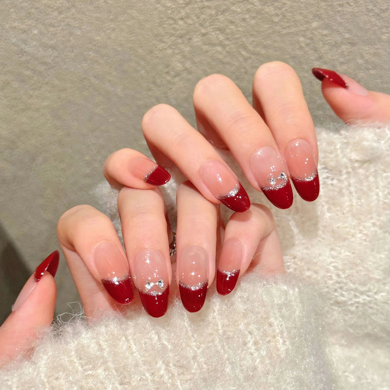 Faux ongles à pression Ovale Court Rouge French Argentée Nœud - Faits main (Lot de 10)