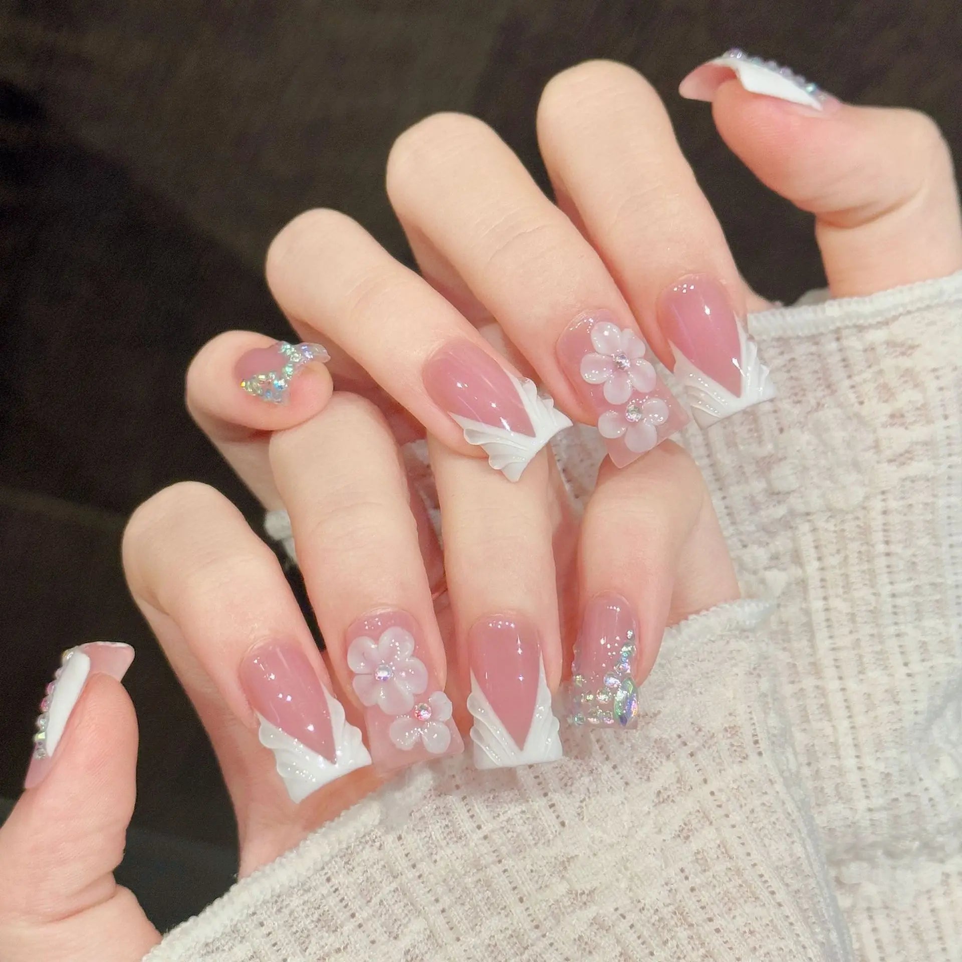 Faux ongles à pression Duck Moyen Rose Blanc French Fleurs 3D Diamants Colorés - Faits main (Lot de 10)