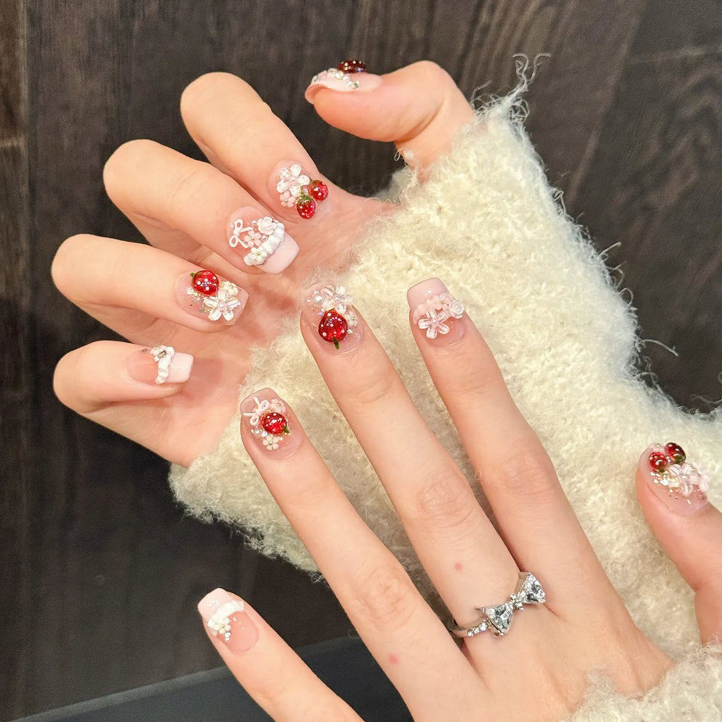 Faux ongles à pression Coffin Court Rose Clair Fraises et Perles - Faits main (Lot de 10)