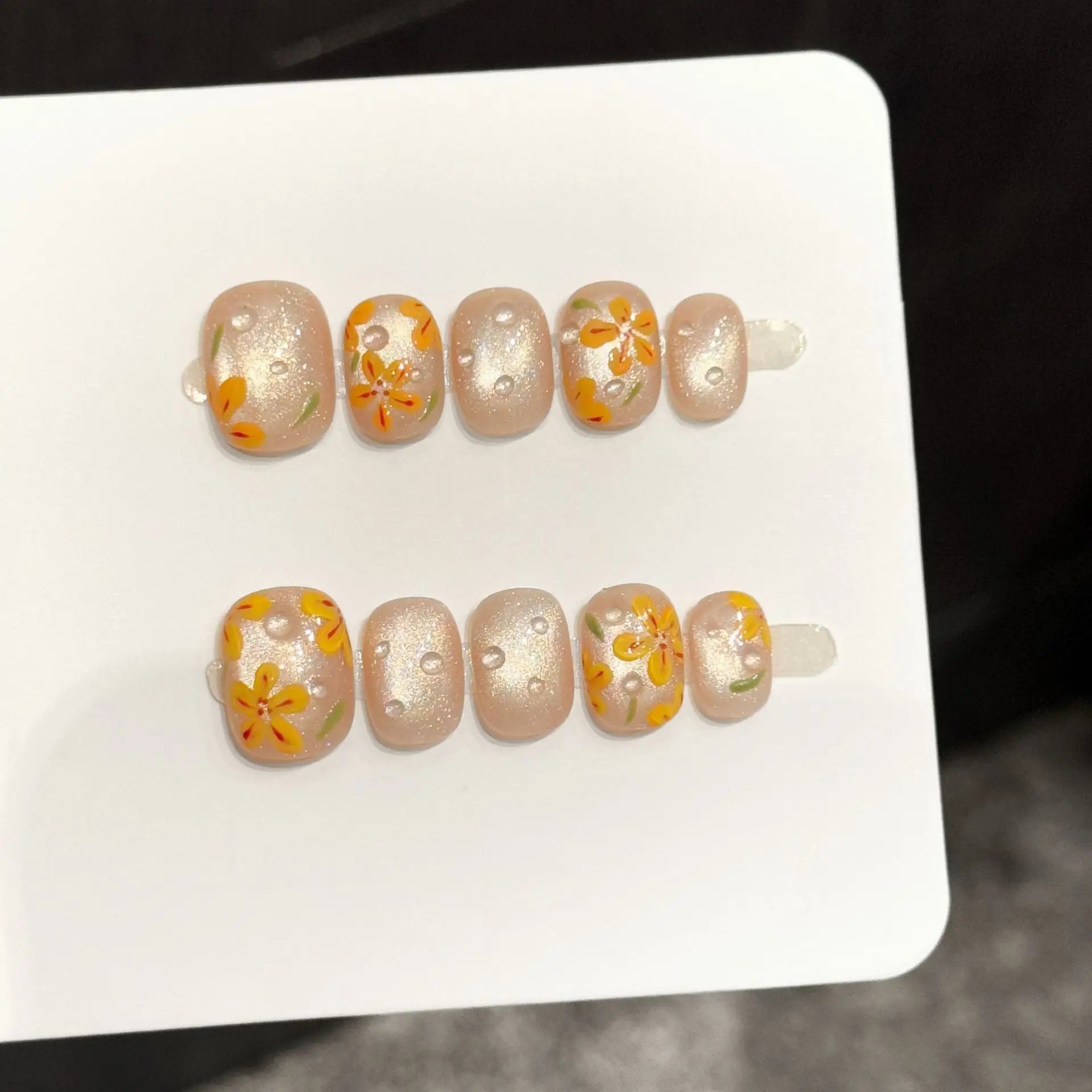 Faux ongles à pression Rond Court Nude Rose Œil de Chat Fleurs Peintes - Faits main (Lot de 10)