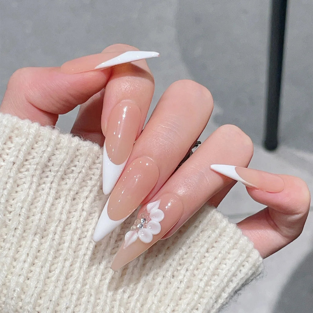 Faux ongles à pression Stiletto French Nude Fleur Blanche 3D – Faits main (Lot de 10)