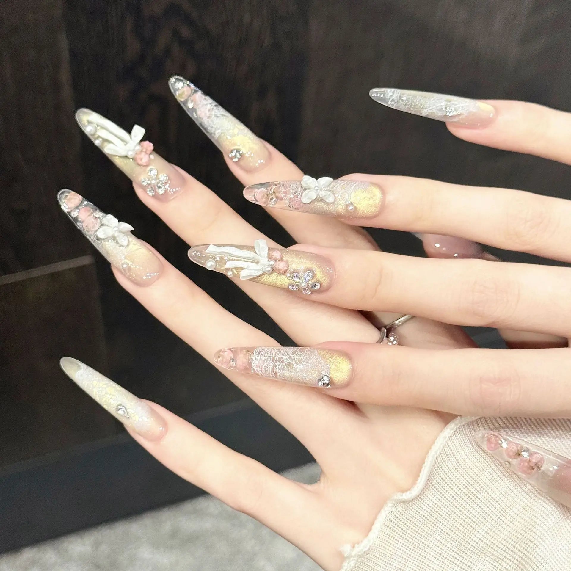 Faux ongles à pression Stiletto Long Fleurs Séchées et Dentelle - Faits main (Lot de 10)