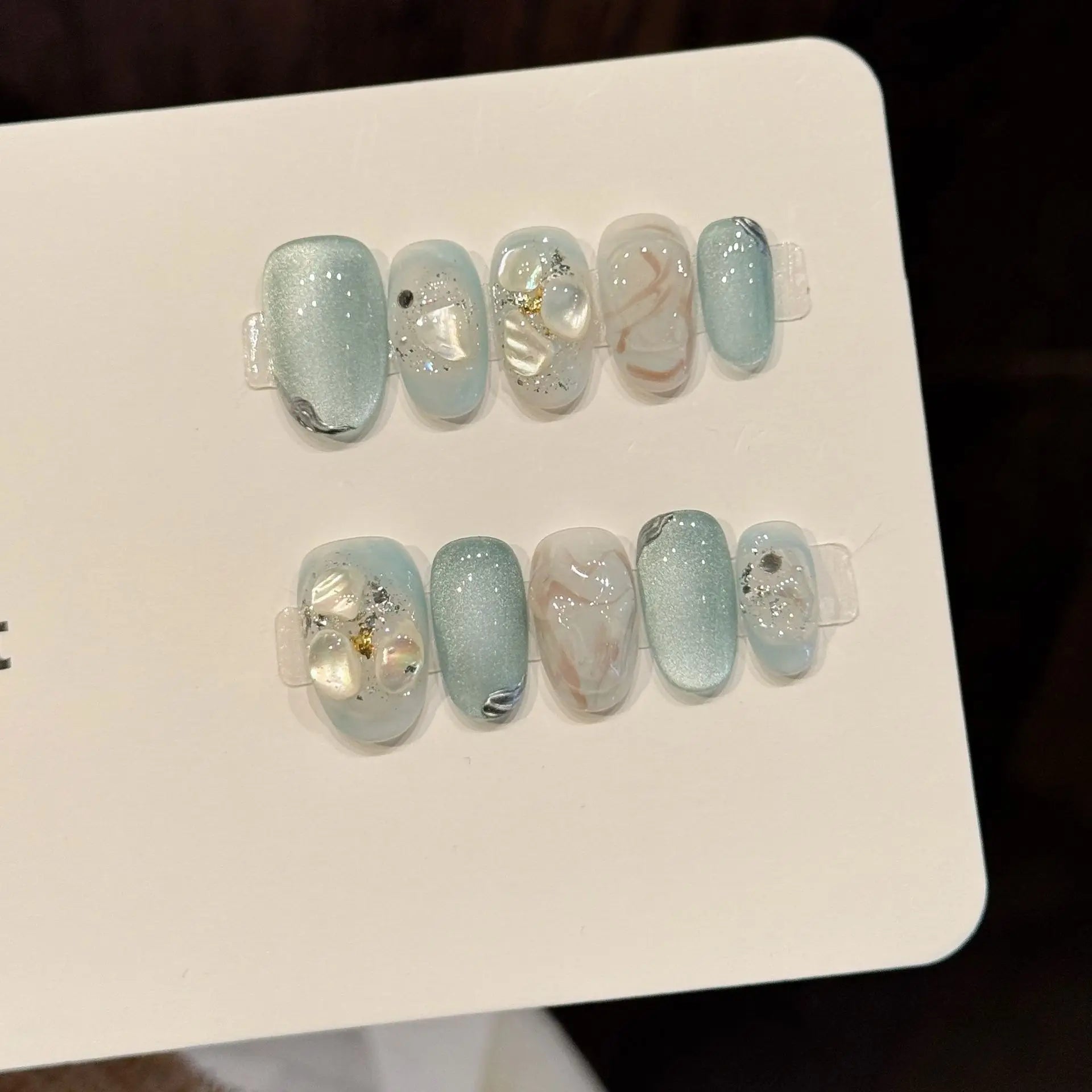 Faux ongles à pression Amande Court Bleu Glace Translucide Coquillage Nacré - Faits main (Lot de 10)