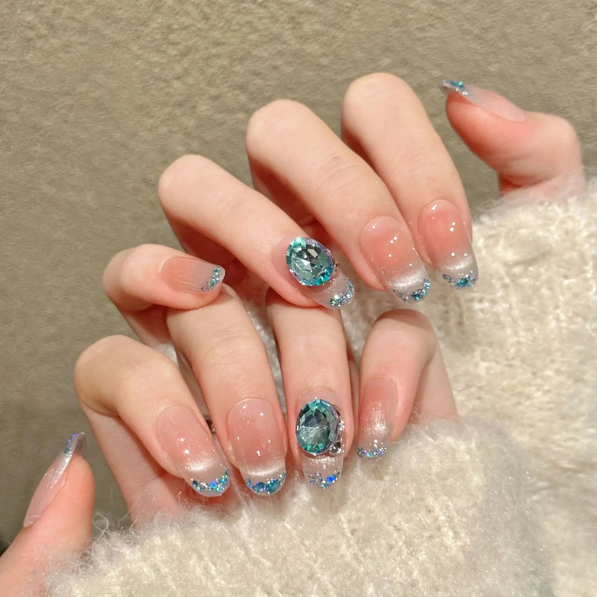 Faux ongles à pression Ovale Moyen Nude Poudré Dégradé Bleu Diamant - Faits main (Lot de 10)