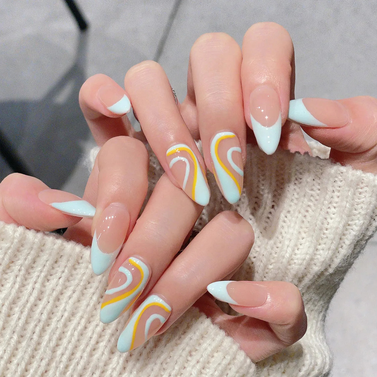 Faux ongles à pression Amande Long French Bleu Ciel Swirl Jaune – Faits main (Lot de 10)