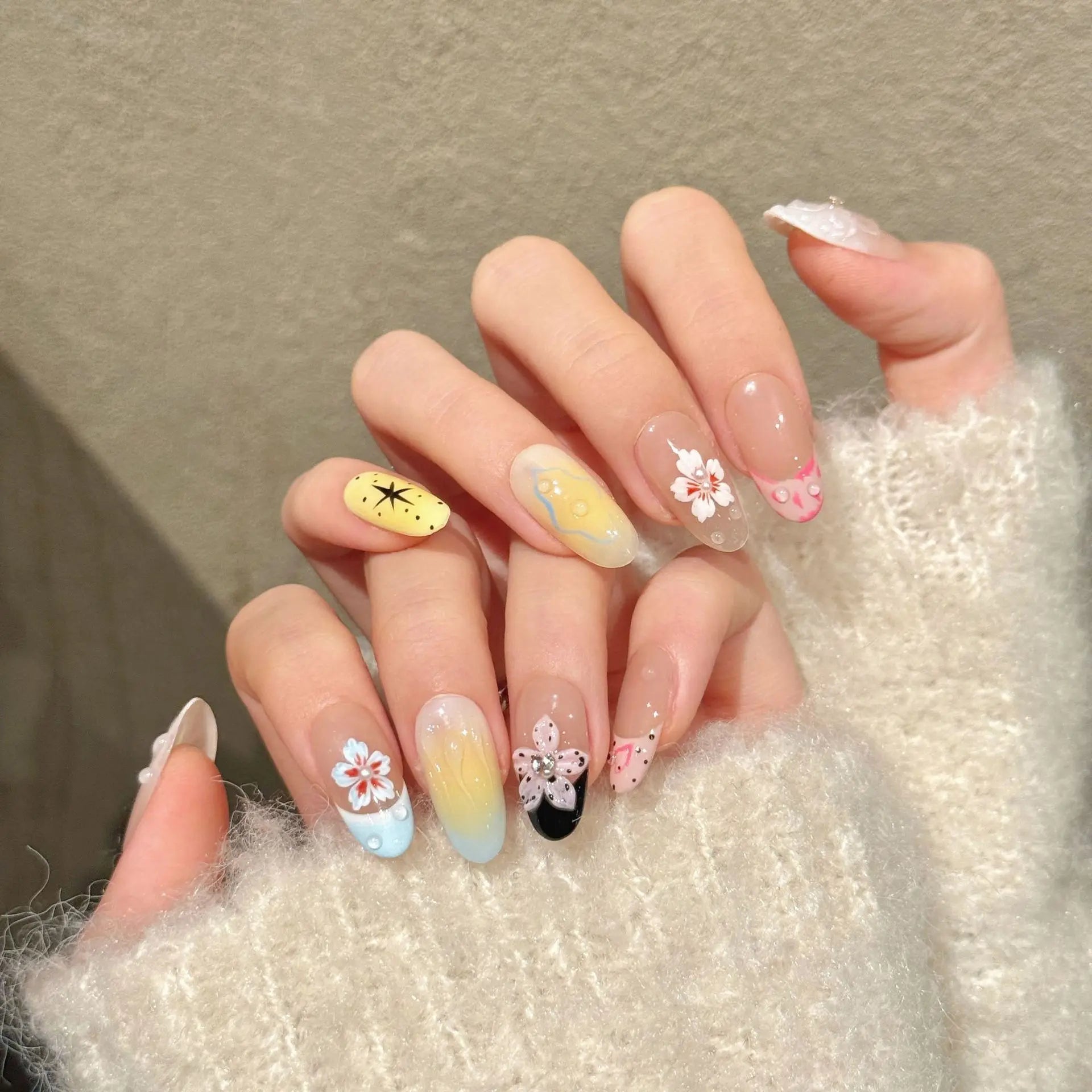 Faux ongles à pression Ovale Moyen Beige Rosé Fleurs Délicates - Faits main (Lot de 10)