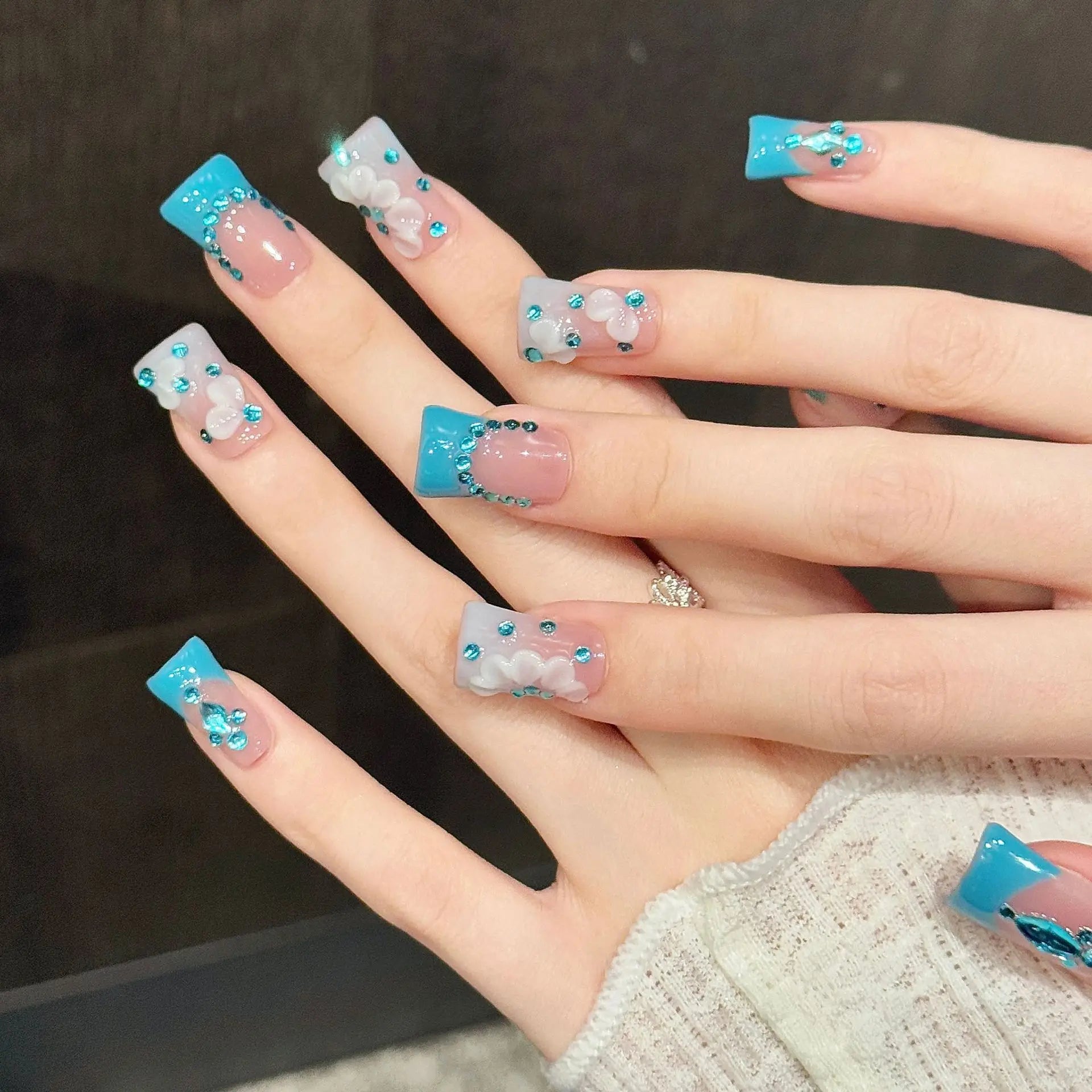 Faux ongles à pression Duck Moyen Bleu Lac French Diamant Fleurs Blanches 3D - Faits main (Lot de 10)