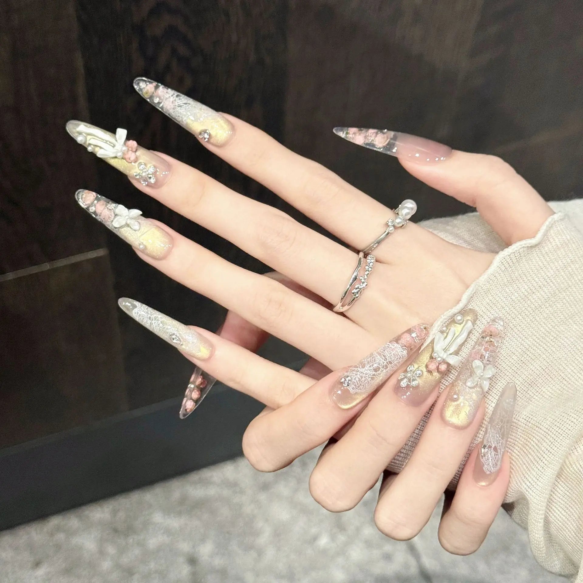 Faux ongles à pression Stiletto Long Fleurs Séchées et Dentelle - Faits main (Lot de 10)