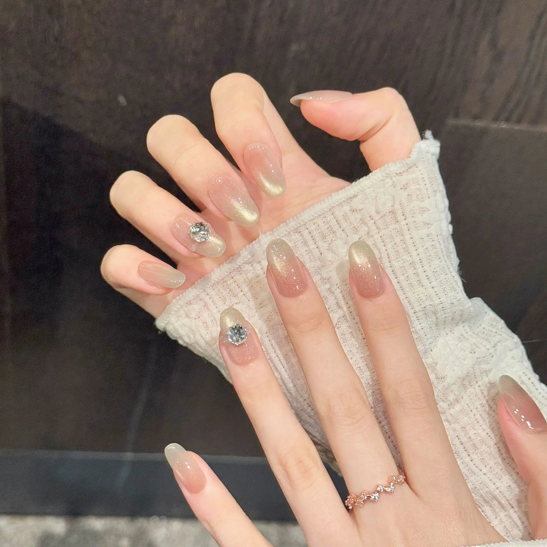 Faux ongles à pression Ovale Moyen Rose Pêche Effet Miroir Fleurs Délicates - Faits main (Lot de 10)