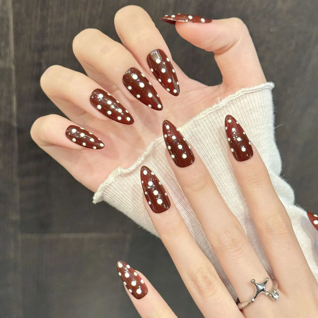 Faux ongles à pression Amande Moyen Marron Rétro Pois - Faits main (Lot de 10)
