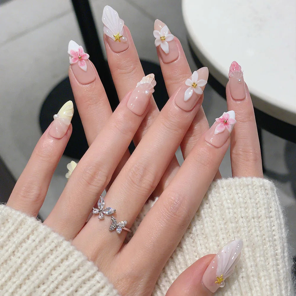 Faux ongles à pression Amande Long Nude Fleurs 3D Rose Blanc Doré – Faits main (Lot de 10)