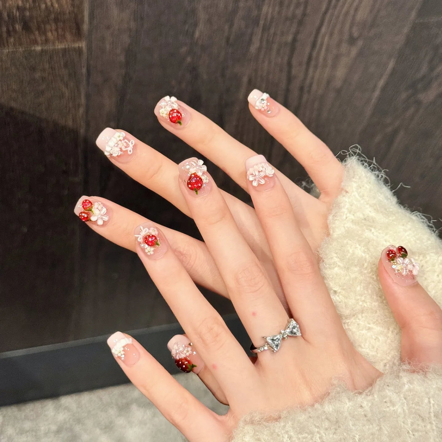 Faux ongles à pression Coffin Court Rose Clair Fraises et Perles - Faits main (Lot de 10)