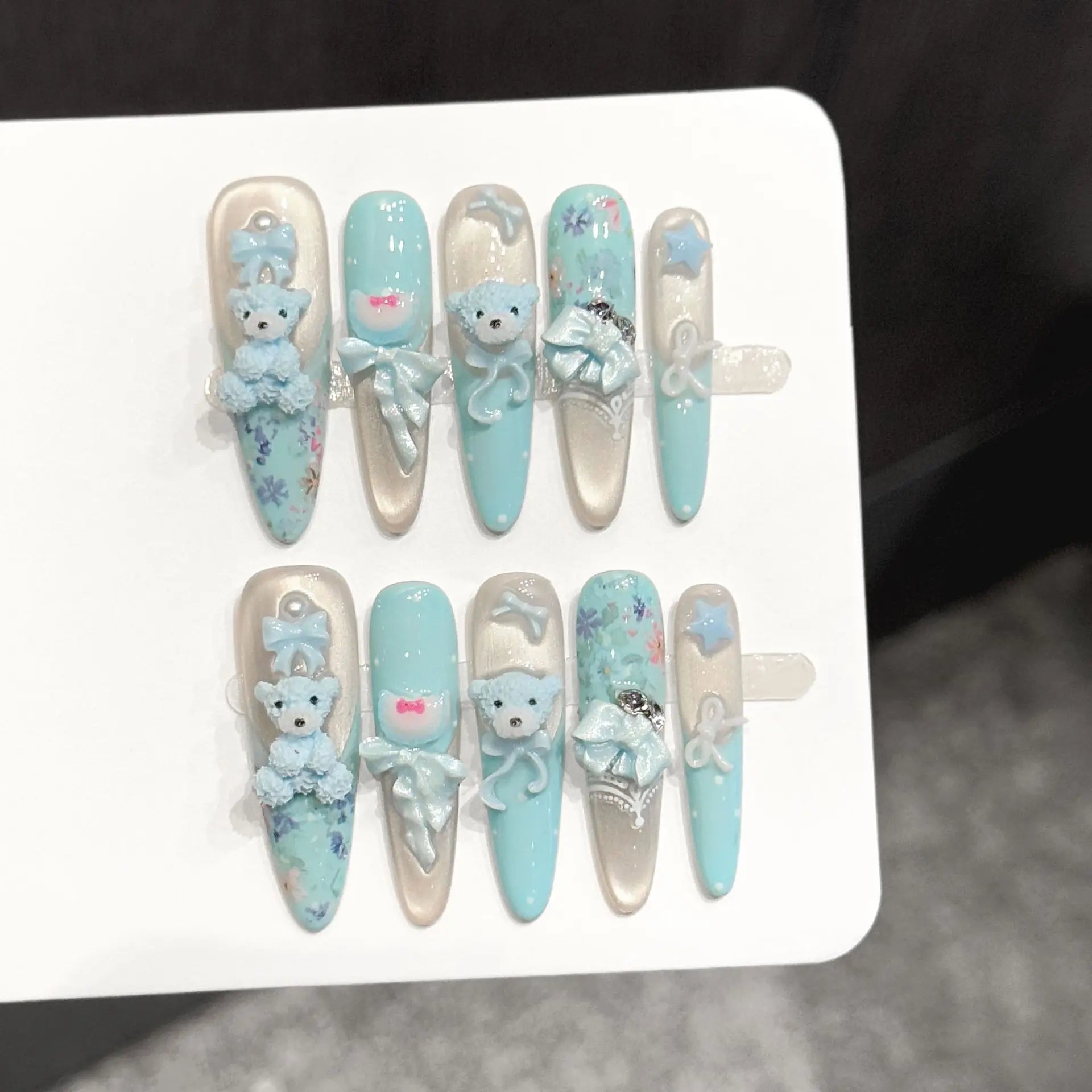 Faux ongles à pression Stiletto Long Bleu Menthe Ourson Adorable - Faits main (Lot de 10)