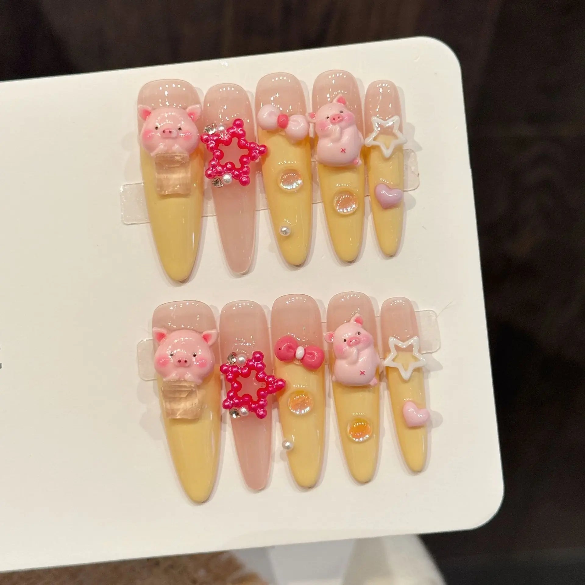 Faux ongles à pression Stiletto Long Rose Jaune Cochon 3D Sculpté - Faits main (Lot de 10)