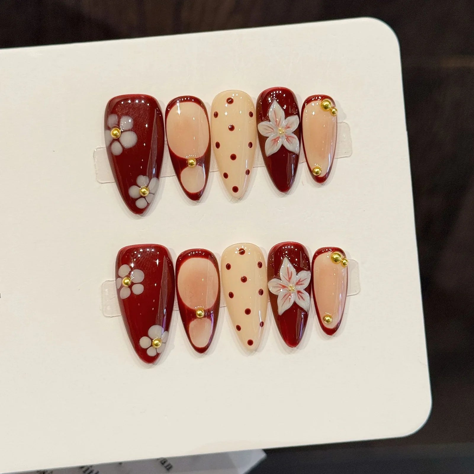 Faux ongles à pression Amande Bordeaux Pois Blancs Sculptés - Faits main (Lot de 10)