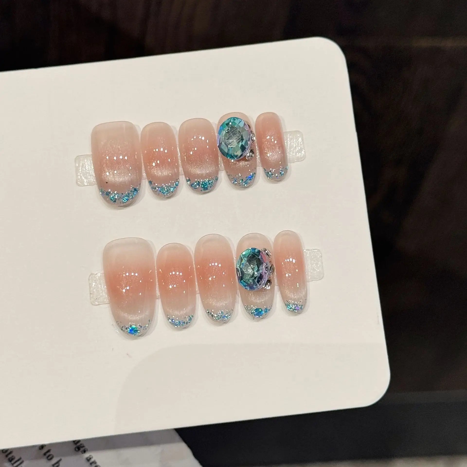 Faux ongles à pression Ovale Moyen Nude Poudré Dégradé Bleu Diamant - Faits main (Lot de 10)