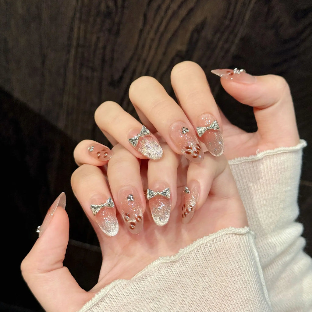 Faux ongles à pression Ovale Moyen Nude Dégradé Nœud Ornements Diamant - Faits main (Lot de 10)