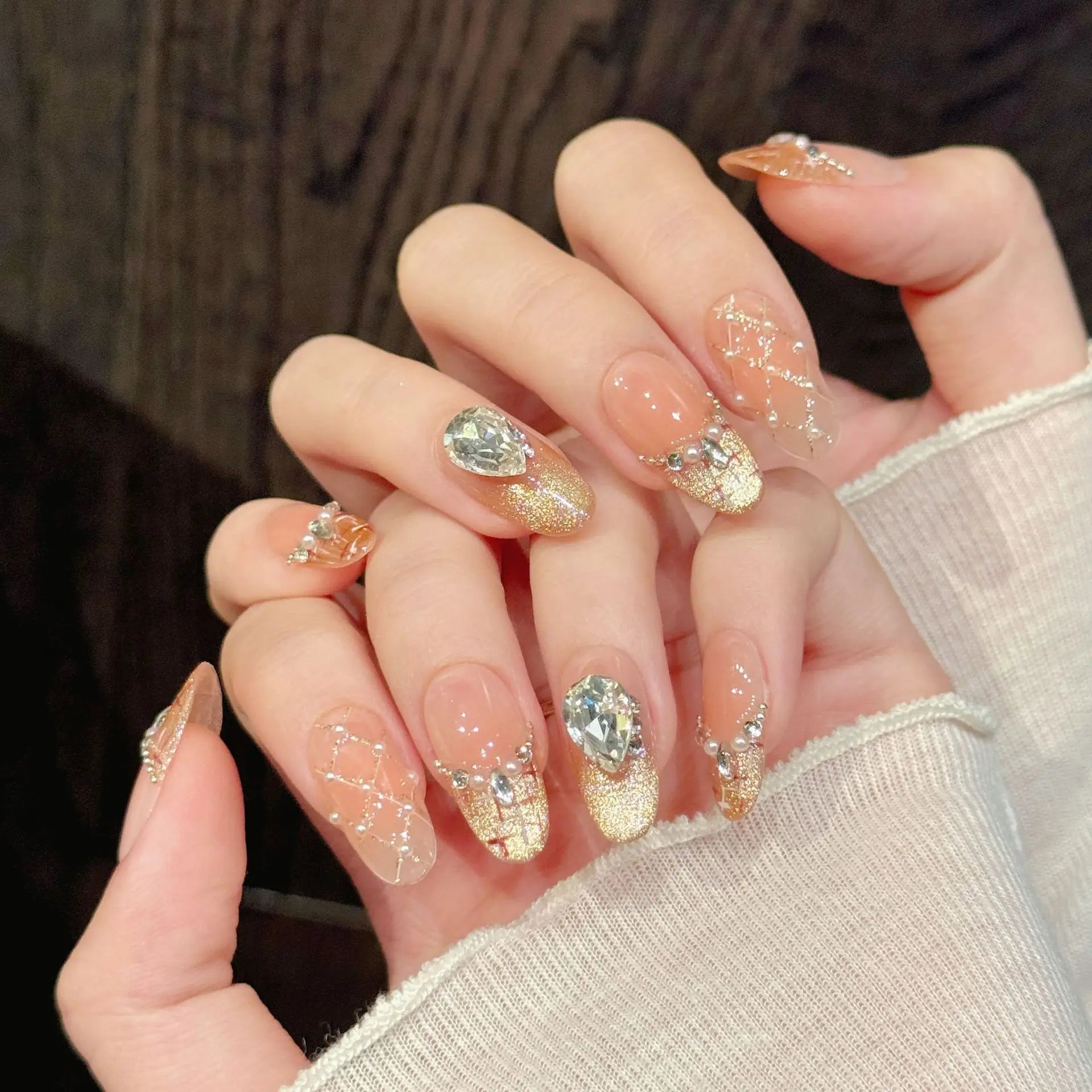Faux ongles à pression Ovale Moyen Nude Dégradé Diamant Brisé Doré Plaqué - Faits main (Lot de 10)
