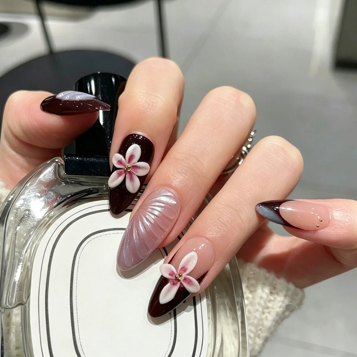 Faux ongles à pression Noir Nude Fleur Sakura – Amande - Faits main (Lot de 10)