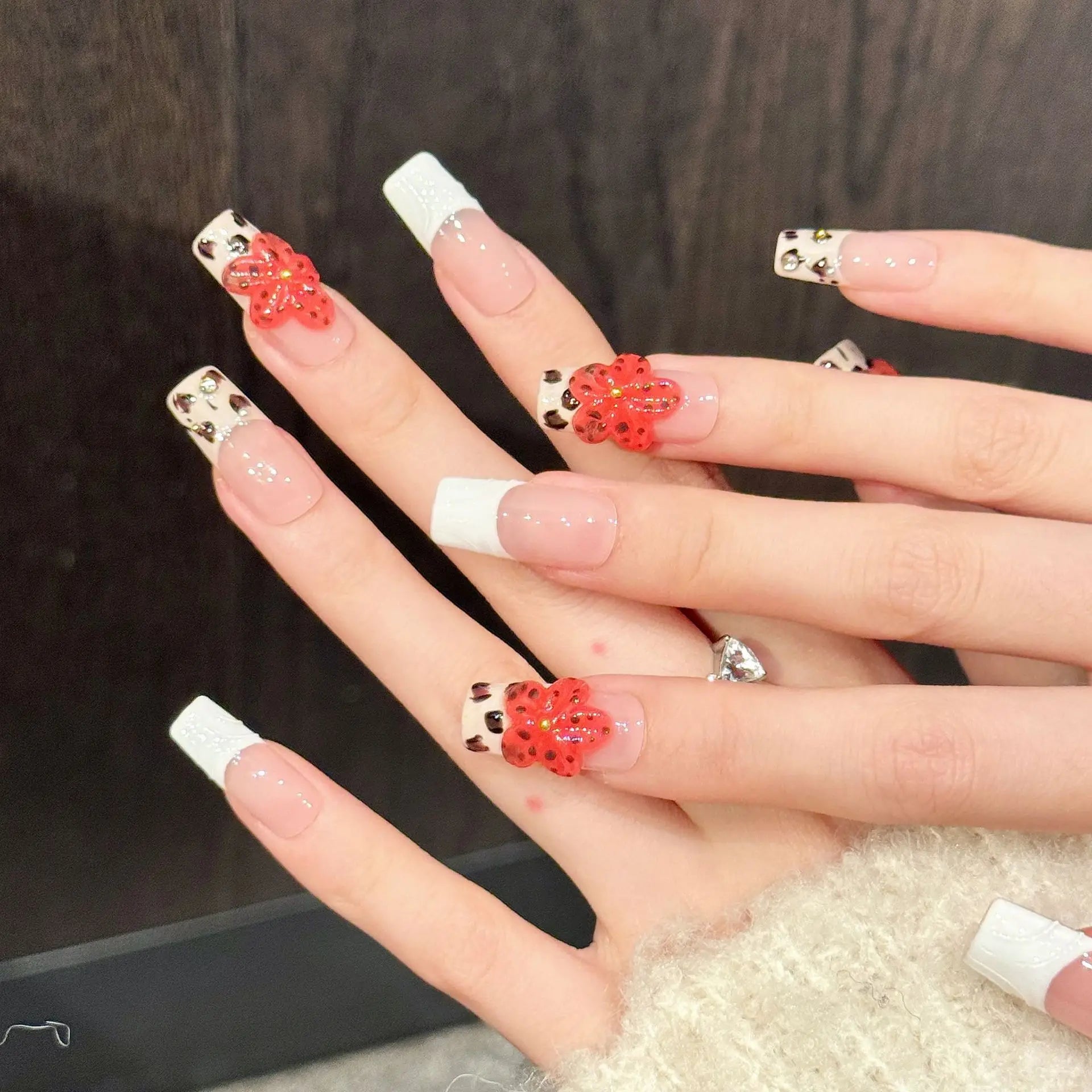 Faux ongles à pression Carré Long Rouge Fleurs French - Faits main (Lot de 10)