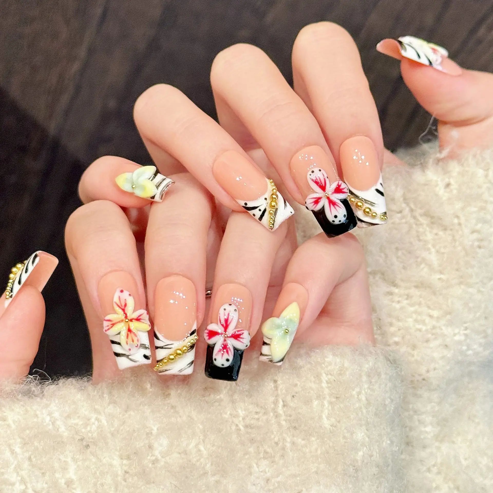 Faux ongles à pression Carré Long Fleurs Chaîne Dorée Sweet Cool - Faits main (Lot de 10)