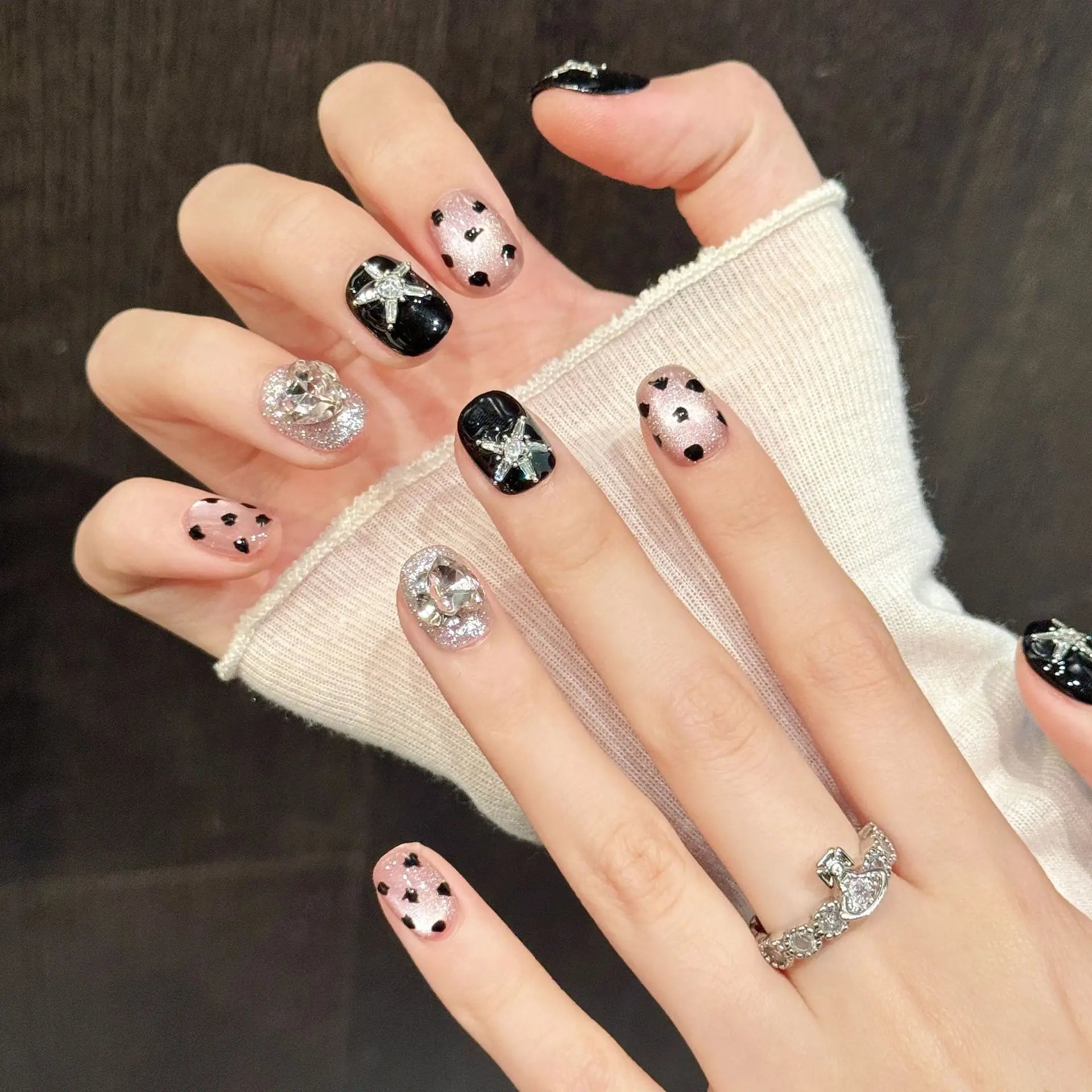 Faux ongles à pression Rond Court Noir Poudré Léopard Étoiles Diamant Cool - Faits main (Lot de 10)